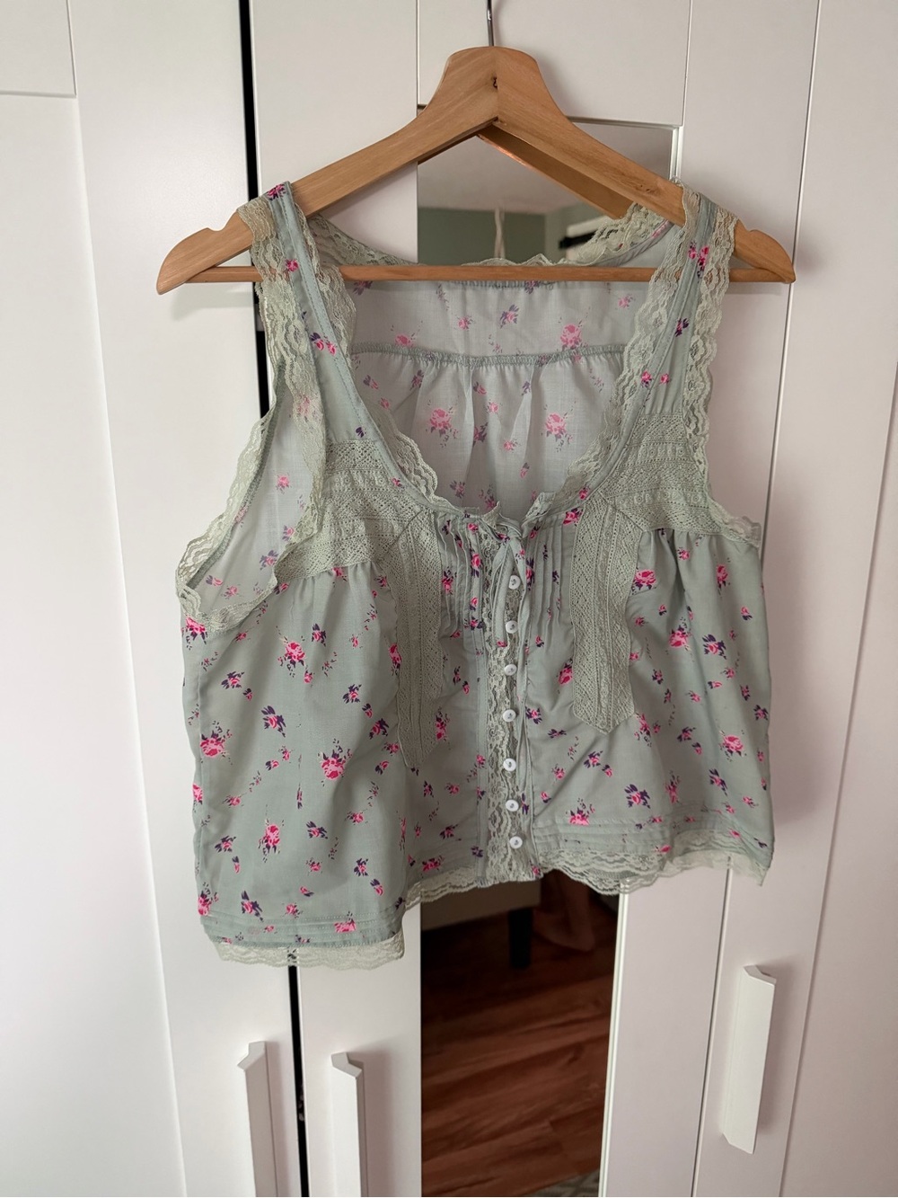 Sleeveless Lace-Trim Floral Camisole in Sage Green
